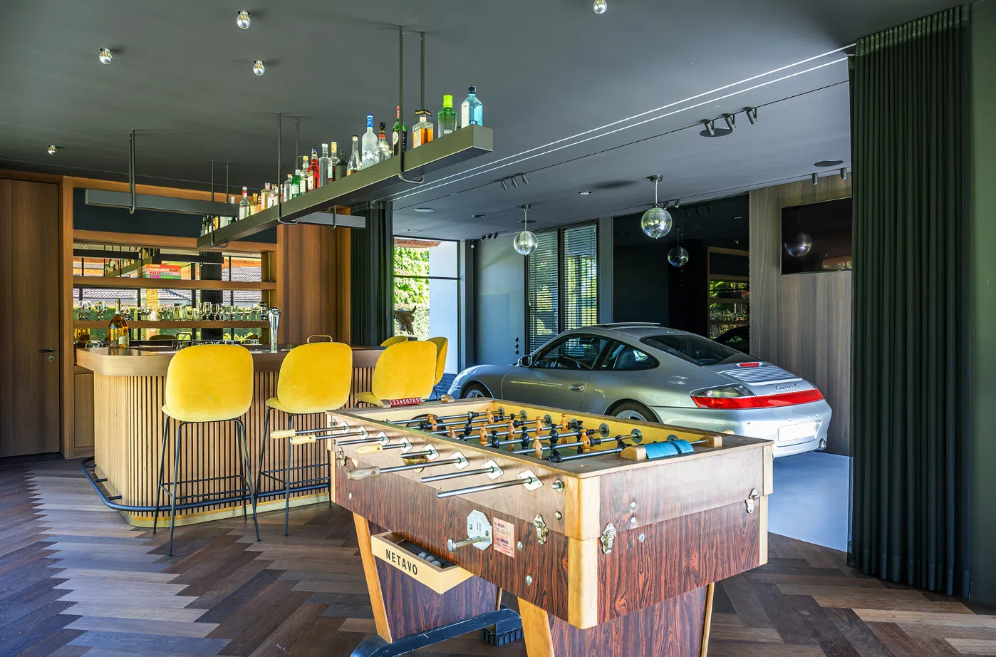 Dikke villa met porsche